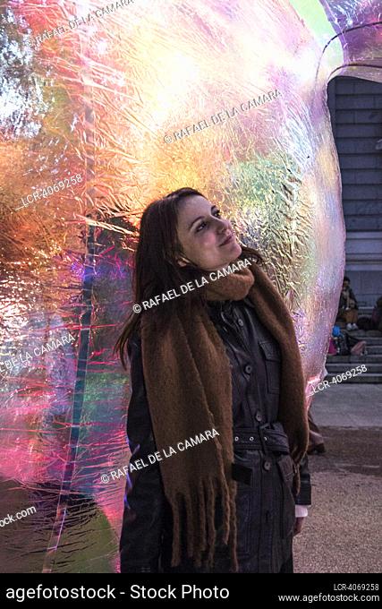DELEGATE OF CULTURE ANDREA LEVY IN EVANESCENT BY ATALIER SISU AUSTRALIAN ART STUDIO IN LIGHT AND SOUND, LARGE CLUSTERS OF BUBBLES