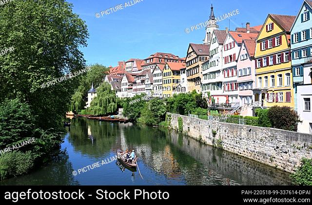 18 May 2022, Baden-Wuerttemberg, Tübingen: In bright sunshine, a punting boat sails on the Neckar River in Tübingen. Photo: Bernd Weißbrod/dpa
