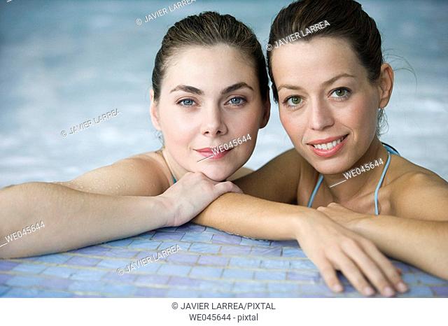 Therapeutic seawater pool (33ºC) with hydrojet, underwater massage jets, waterfalls, bubbles, shoulder and neck massage waterfalls, jacuzzis