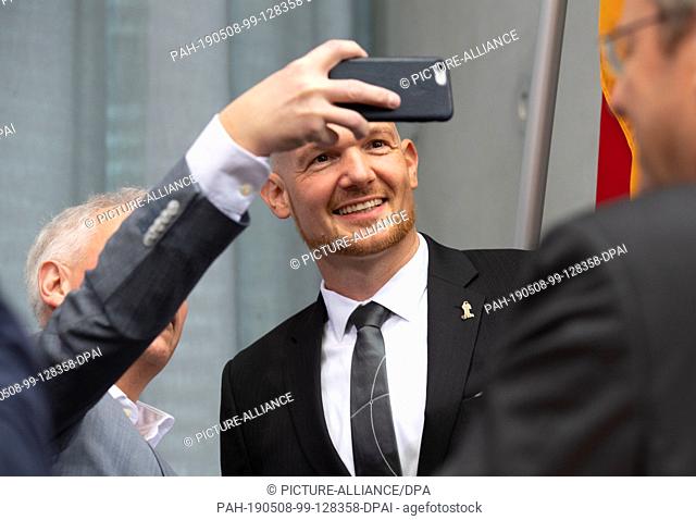 08 May 2019, Berlin: Alexander Gerst, astronaut, has himself photographed by members of parliament in the Bundestag's economic committee
