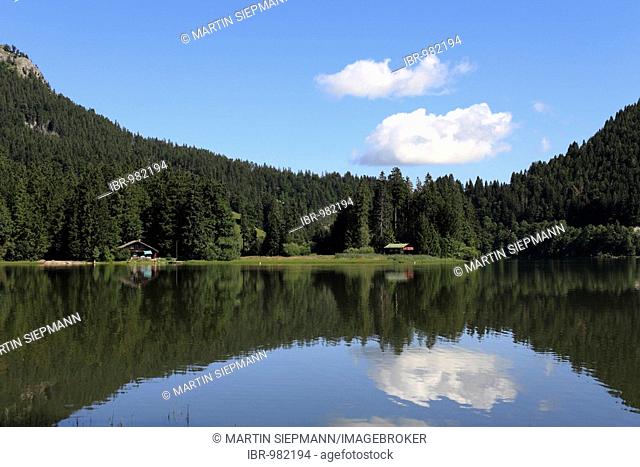 Huts on the bank of Spitzingsee lake, Mangfall mountain range, the Alps, Upper Bavaria, Bavaria, Germany, Europe