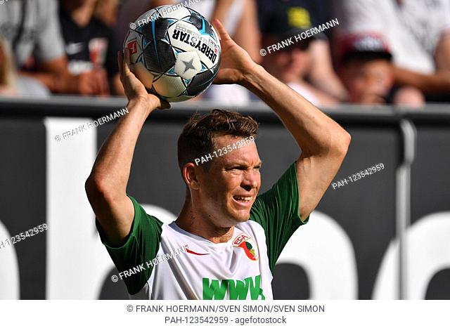 Stephan LICHTSTEINER (FC Augsburg), throw-in, action, single shot, single cut motive, half figure, half figure. Soccer 1. Bundesliga, 2