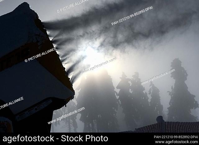dpatop - 10 December 2022, Hessen, Willingen: The snow cannon is running at minus temperatures on the Ettelsberg. Thanks to efficient snowmaking at cold...