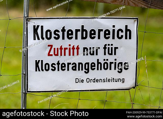 28 September 2020, Bavaria, Mallersdorf-Pfaffenberg: ""Klosterbereich - Zutritt nur für Klosterangehörige - Die Ordenleitung"" is located at a fence near the...