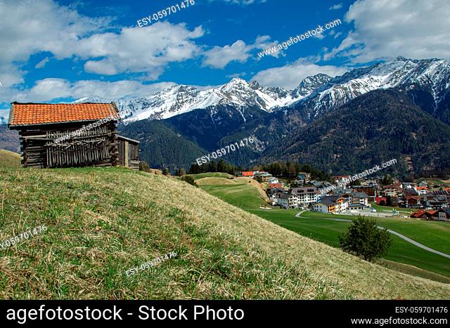 Blick über Serfaus und das Inntal in Tirol, Österreich. View over Serfaus and the valley of the Inn in Tyrol, Austria, in spring
