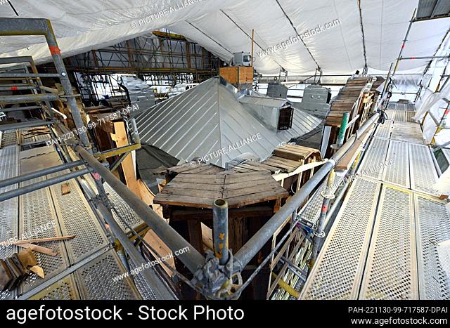 PRODUCTION - 17 November 2022, Berlin: The roof of the palace on Peacock Island, newly covered with zinc sheeting, is under a protective roof and the facade is...