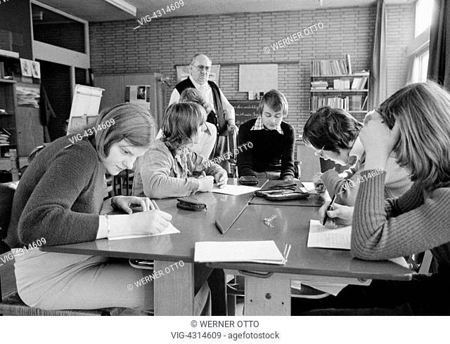 DEUTSCHLAND, OBERHAUSEN, STERKRADE, 27.02.1975, Seventies, black and white photo, people, physical handicap, school lessons