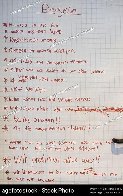 PRODUCTION - 29 November 2023, North Rhine-Westphalia, Bochum: The rules for the young people are written on a flipchart in the group room