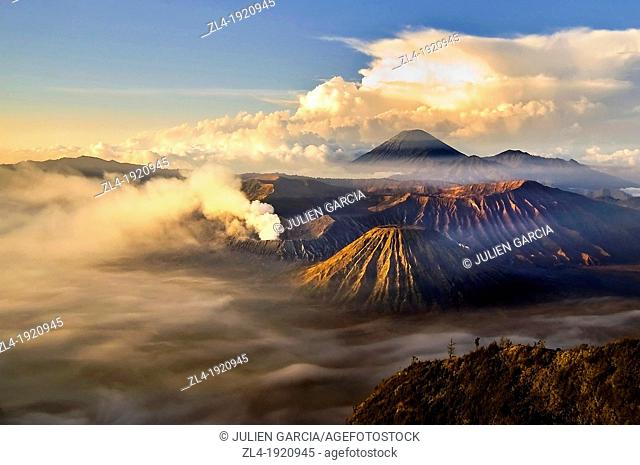 Sunrise over the volcanoes (from mount Penanjakan). Indonesia, Java, Jawa Timur, Bromo-Tengger-Semeru National Park. (/Julien Garcia)