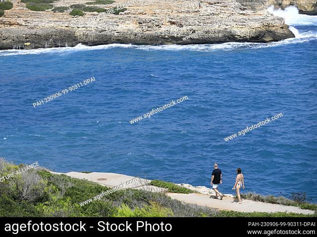 05 September 2023, Spain, Manacor: People in Cala Mendia on a day with waves. Two bodies were found on the east coast of Mallorca