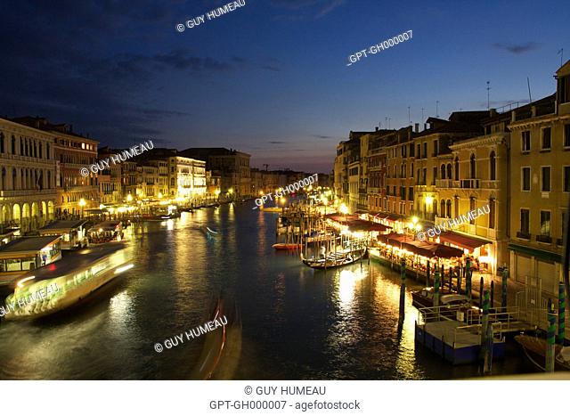 GENERAL VIEW OF THE GRAND CANAL AND ACTIVITY ON THE QUAYS AT NIGHT, VENICE, VENETIA, ITALY