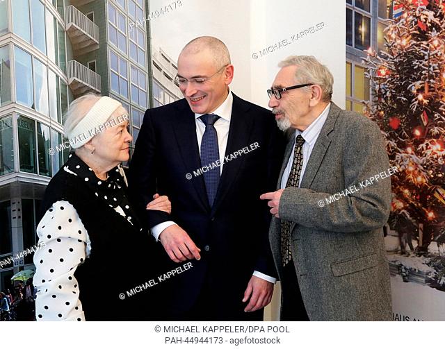 Russian former oil tycoon Mikhail Khodorkovsky (C) stands amid his parents Marina and Boris Khodorkovsky during a press conference at the Berlin Wall Museum