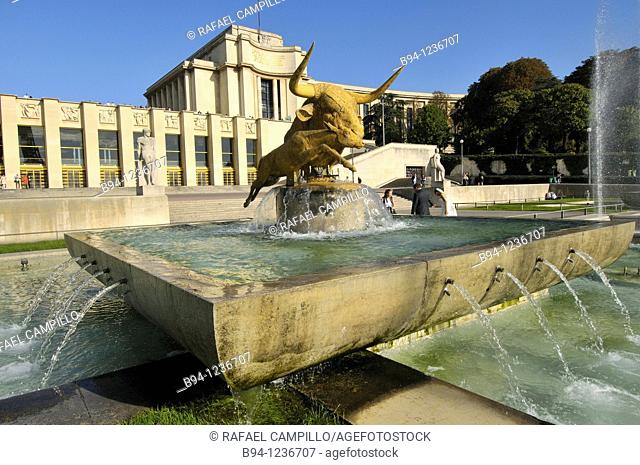 Gardens of the Trocadero: Chaillot Palace and 'Bull and Deer' sculpture by Paul Jouve, Paris, France