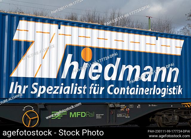 SYMBOL - 10 January 2023, Baden-Wuerttemberg, Horb am Neckar: A container with the logo of the forwarder Thiedmann loaded on a freight train stands on the...
