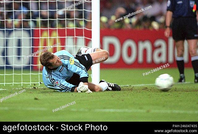 Football: National team :: 97/98 Andreas Kv? Pke hv§lt a penalty in the game GER - England 6: 5 nE EURO 96 28.6.96 Copyright by firo sportphoto: Tel