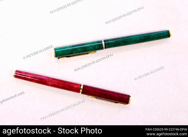 PRODUCCIÓN - 26 de junio de 2023, Renania del Norte-Westfalia, Duesseldorf: Dos bolígrafos de fuentes en verde y rojo, con los que el ex ministro Kraft...