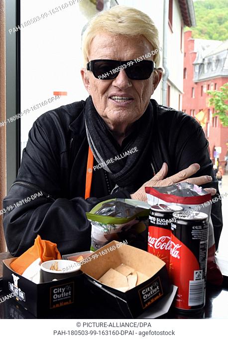 03 May 2018, Germany, Bad Muenstereifel: Folk singer Heino has a meal at the opening of the restaurant 'The Hot Dog'. The new restaurant has replaced Heino and...
