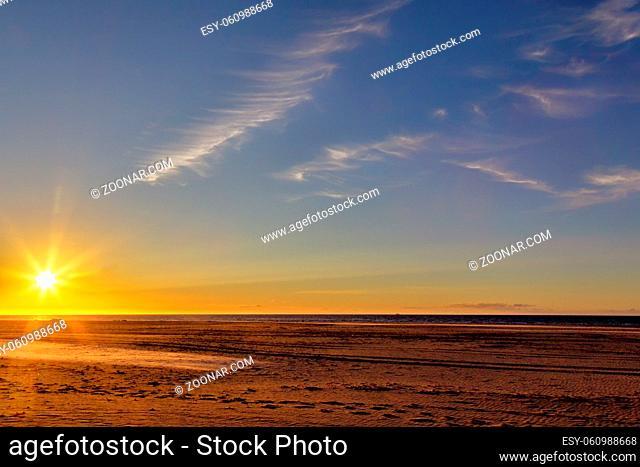 Sonnenuntergang am Strand auf der ostfriesischen Nordsee-Insel Juist, Deutschland. Sunset at the beach on the East Frisian Island Juist in the North Sea