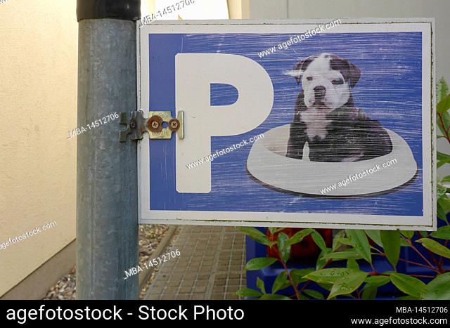 Germany, Mecklenburg-Western Pomerania, Baltic Sea, Ostseebad Kühlungsborn, luxury campsite 'Topcamping', sign dog parking place