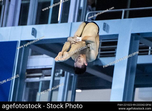 23 October 2022, Berlin: Water diving: World Cup, decision, high diving 10m, men: Hao Yang from China in action. He takes the second place