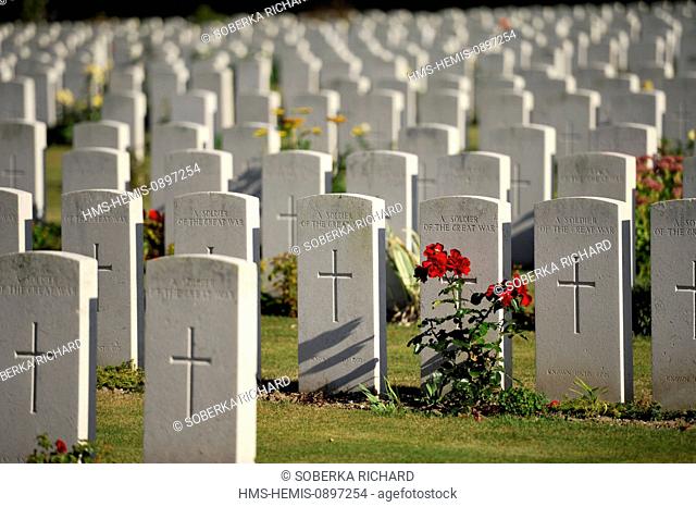 France, Pas de Calais, Loos en Gohelle, military cemetery of British soldiers, alignment of graves