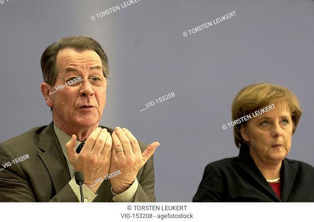 Franz MUENTEFERING ( SPD ), vice chancellor and federal chancellor for labour and social affairs, together with Angela MERKEL ( CDU ), federal chancellor
