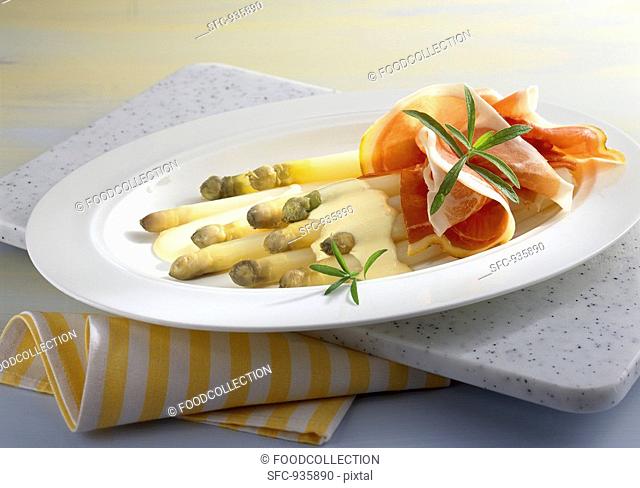 Asparagus with hollandaise sauce and raw ham