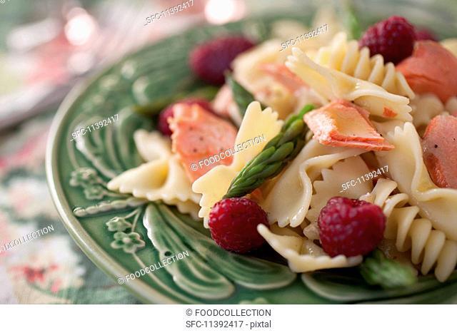 Pasta salad with salmon, asparagus, rise breeze and a lemon vinaigrette (close-up)