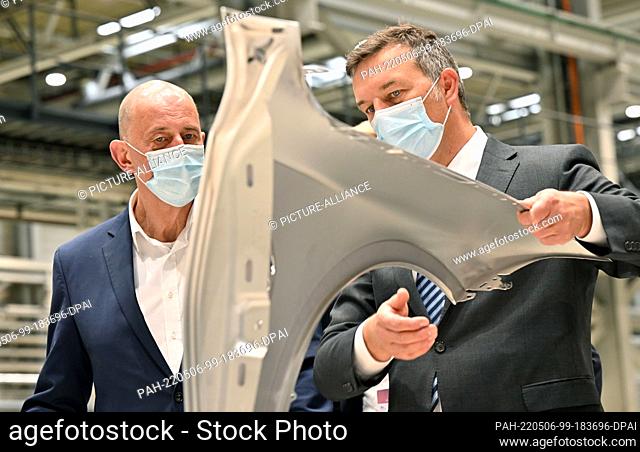 06 May 2022, Thuringia, Krauthausen: Robert Frittrang (r), plant manager of the BMW Group plant in Eisenach, and Wolfgang Tiefensee (SPD), Minister of Economics