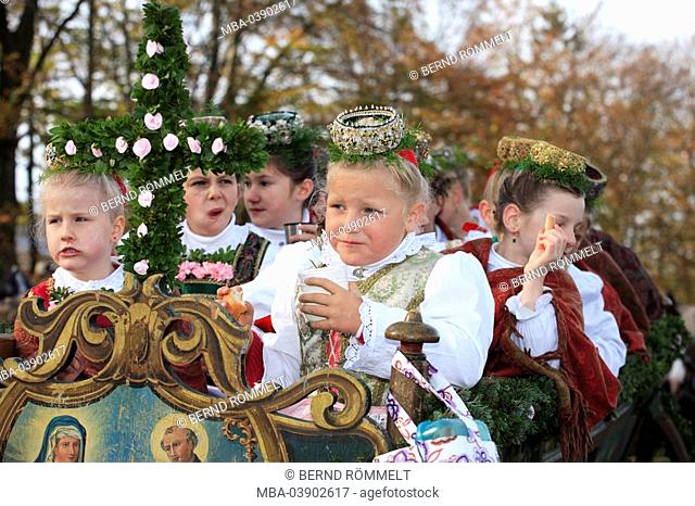Germany, Bavaria, Bad tölz, Leonhardiritt, horse-cars, children, official dress