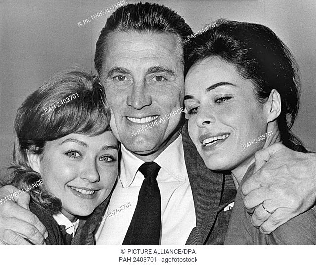 US actor Kirk Douglas posing for a picture on his vissit to the city of Munich in 1960, with the german actresses Christine Kaufmann (left) and Barbara Rütting...