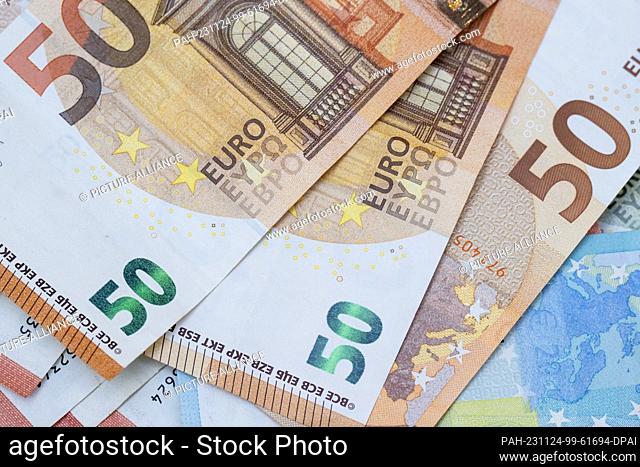 ILLUSTRATION - 24 November 2023, Berlin: Numerous euro banknotes lie on a table. The Bundesrat is meeting this Friday for the first time since the Karlsruhe...