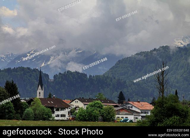 Tief hängende Wolken über Oberstdorf, Allgäu, Mai, Deutschland, Europa