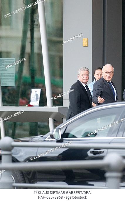 German President Joachim Gauck (l) and French ambassador, Philippe Etienne, hug outside the French embassy in Berlin, Germany, 14 November 2015