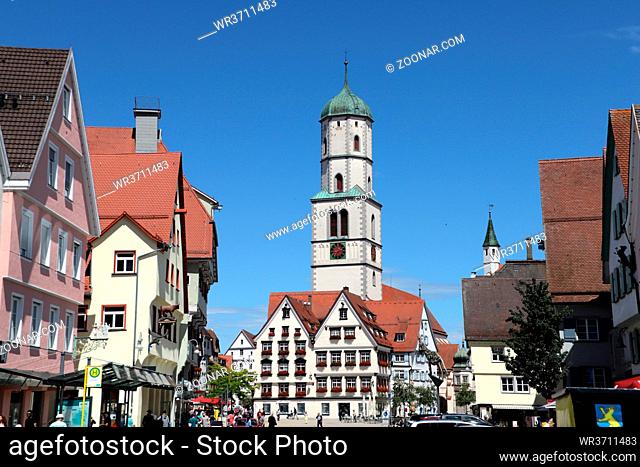 Marktplatz in in der historischen Altstadt, im Hintergrund die Stadtpfarrkirche St. Martin, Biberach, Baden-Württemberg, Deutschland