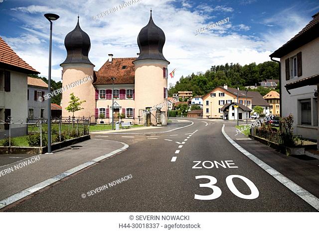 Strasse durch Gemeinde Fontenais, Kanton Jura