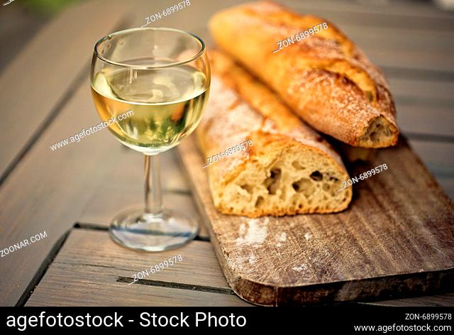 Frisches Baguette und Glas mit Weisswein