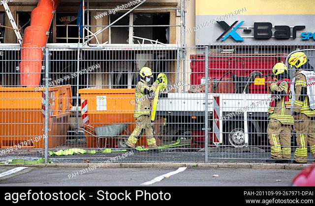 09 November 2020, Lower Saxony, Osnabrück: Firefighters are standing in front of a damaged house. According to police, one person was seriously injured and...