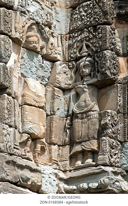 Devata Tempelwächterinnen zum Schutz vor bösen Geistern, ein frühes Beispiel in der Khmer Tempelarchitektur für die bildhauerische Darstellung menschlicher...