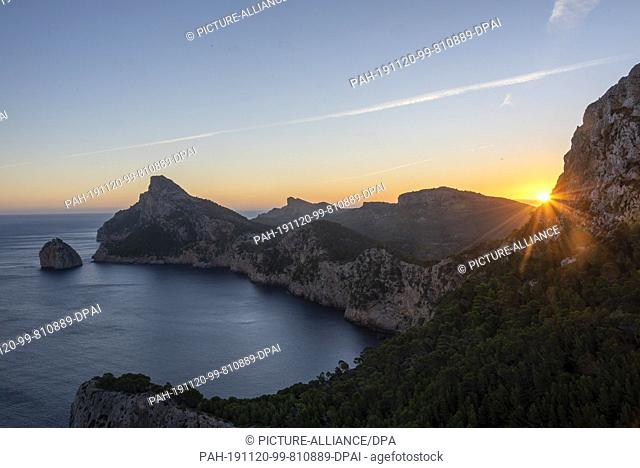 09 October 2019, Spain, Cap De Formentor: Sunrise at Cap de Formentor on Mallorca. One has a particularly good view to the peninsula Formentor from the view...