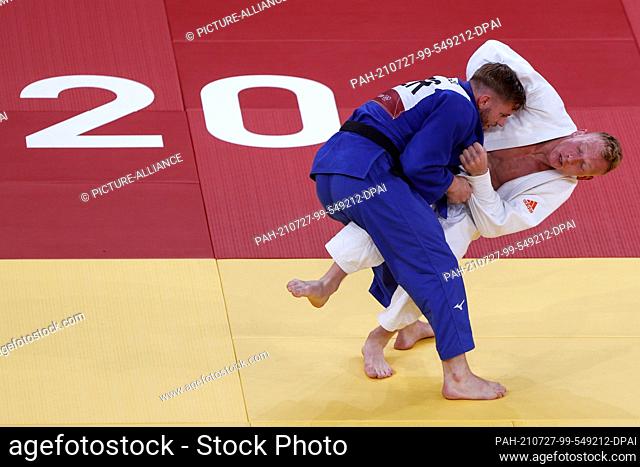 27 July 2021, Japan, Tokio: Judo: Olympia, preliminary bout, - 81 kg, men, round of 16 at Nippon Budokan. Dominic Ressel (blue) from Germany in action against...