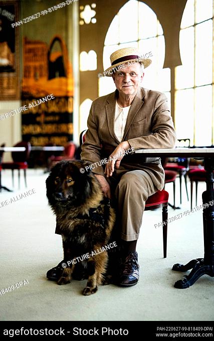 PRODUCTION - 22 June 2022, Berlin: Ulrich Tukur, actor, musician and writer, with his dog Peppina at a portrait appointment at the Komödie am Kurfürstendamm in...