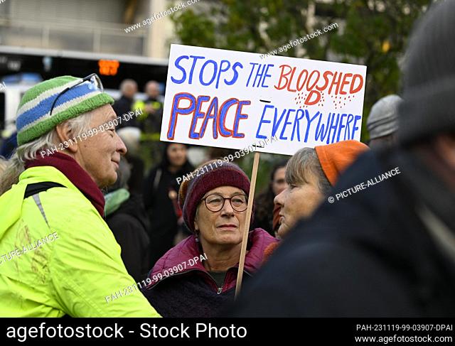 19 November 2023, North Rhine-Westphalia, Cologne: A participant in a Jewish-Palestinian peace demonstration holds a banner reading ""Stops the bloodshed peace...