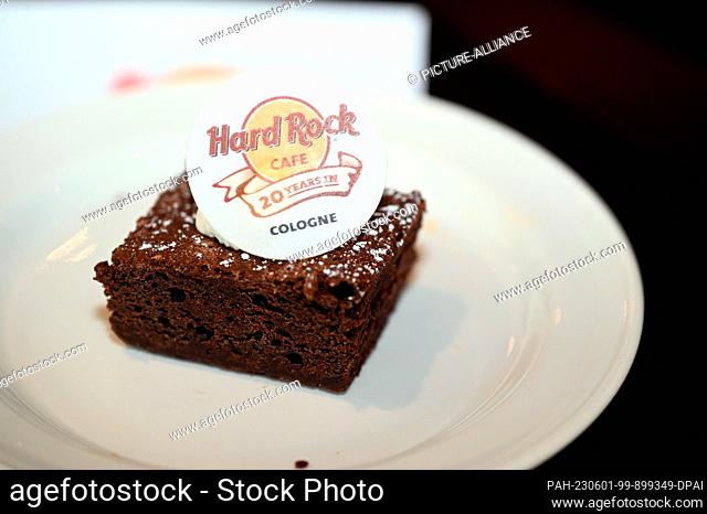 30 May 2023, North Rhine-Westphalia, Cologne: Hard Rock Cafe Cologne turns 20 this year. Anniversary chocolate brownies Photo: Horst Galuschka/dpa/Horst...