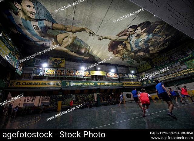 24 November 2021, Argentina, Buenos Aires: Football stars Messi (l) and Maradona (r) are depicted in a work of art by Argentine Santiago Barbeito