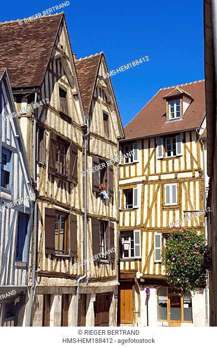 France, Yonne, Auxerre, quartier de la Marine, half timbering houses in rue de la Marine