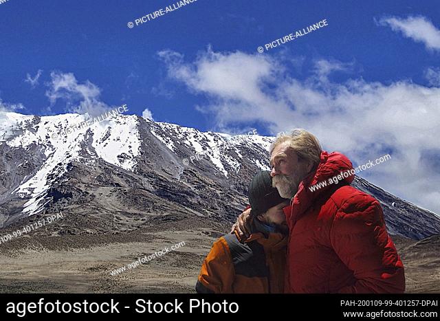 HANDOUT - 12 August 2018, Tanzania, Kilimandscharo: The Hamburg adventurer Achill Moser (r) hugs his son Aaron on Kilimanjaro