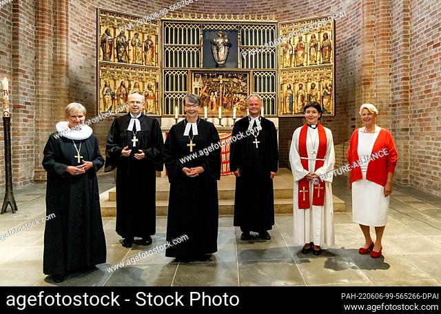 06 June 2022, Schleswig-Holstein, Ratzeburg: Kirsten Fehrs (l-r), bishop in the Hamburg and Lübeck district, Gothart Magaard, bishop in the Schleswig district