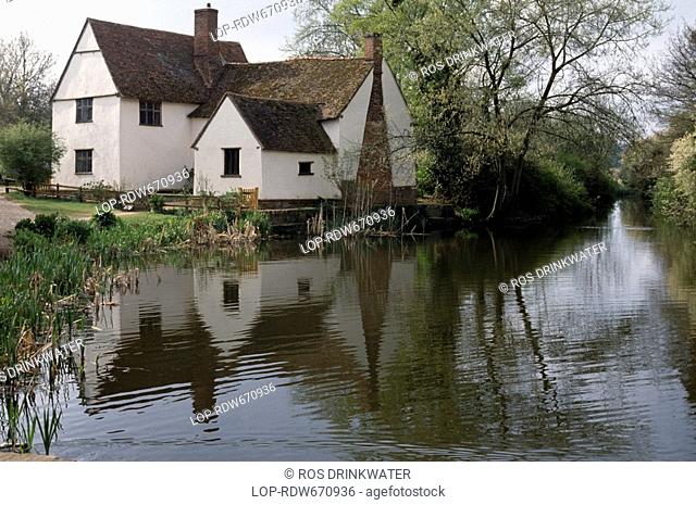 England, Suffolk, Flatford, Willy Lotts cottage, a 16th-century cottage in Flatford made famous by being the subject of John Constable's painting, The Hay Wain