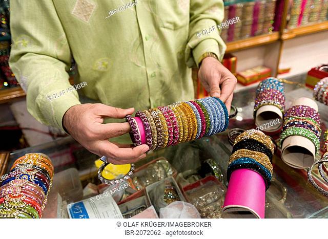 Merchant selling Hyderabad's famous glass armlets, bazaar, near the Charminar monument, Hyderabad, Andhra Pradesh, southern India, India, Asia